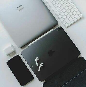 Darstellung von MacBook, iPad und iPhone
